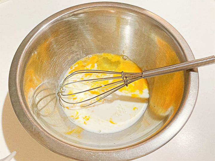 卵と牛乳を混ぜるところ