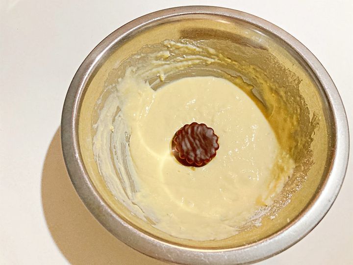 生地にエンゼルパイを入れたところ