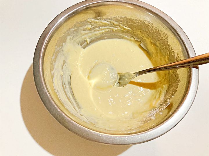 エンゼルパイ全体に生地をつけるところ