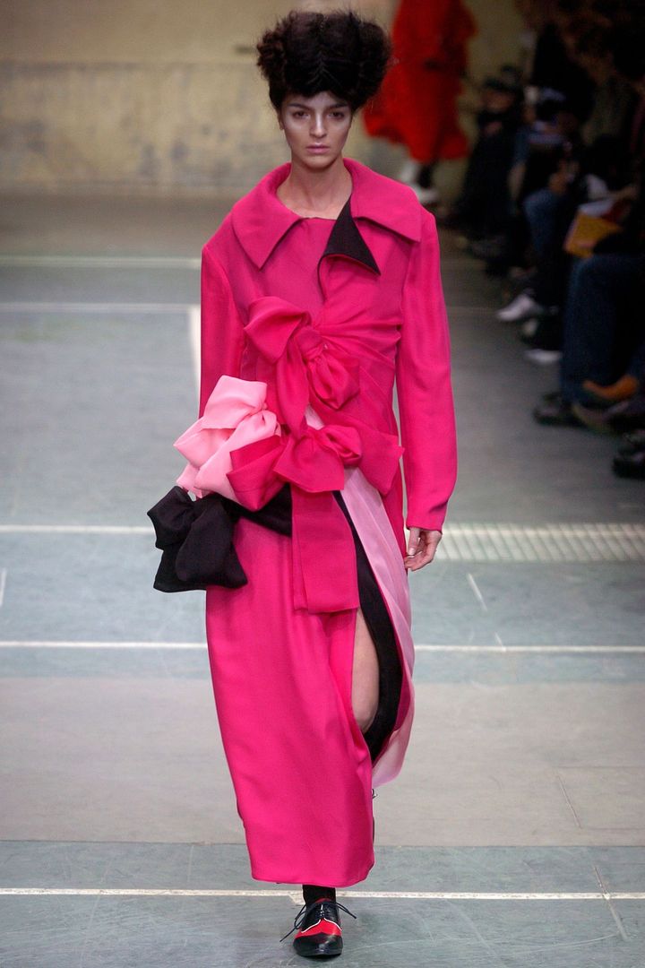 ヨウジヤマモト 2005-06年秋冬コレクションより。