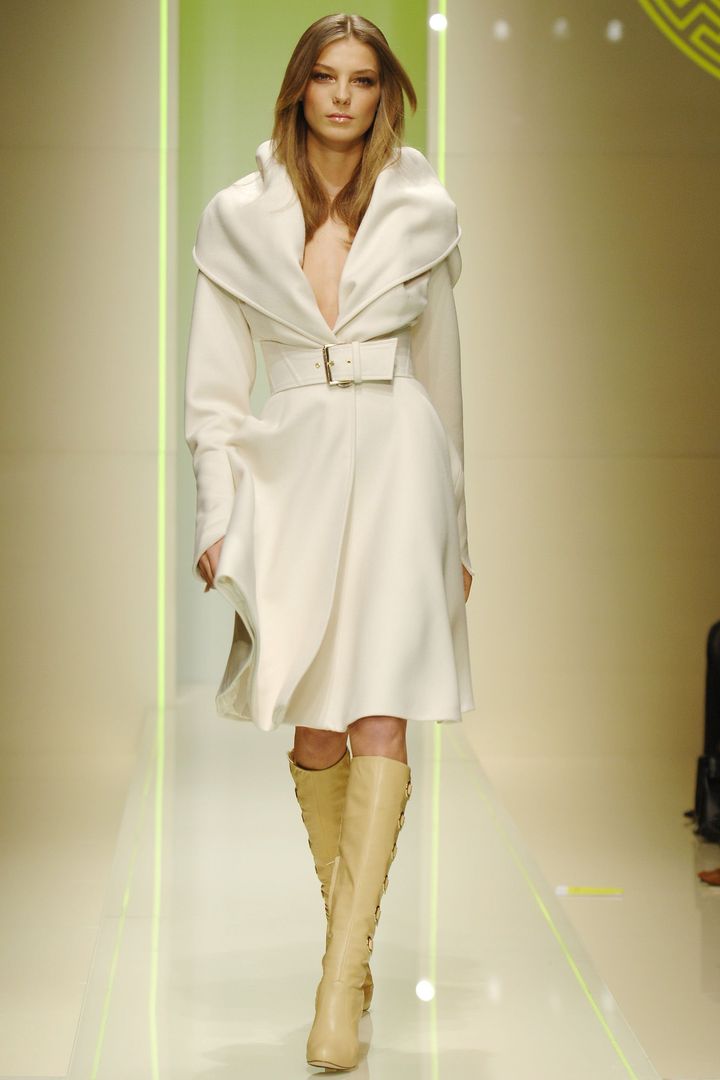 ヴェルサーチェ 2005-06年秋冬コレクションより。