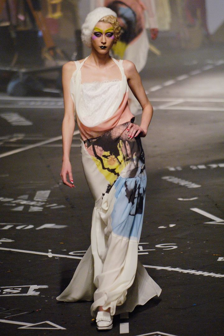 ジョン・ガリアーノ 2005-06年秋冬コレクションより。