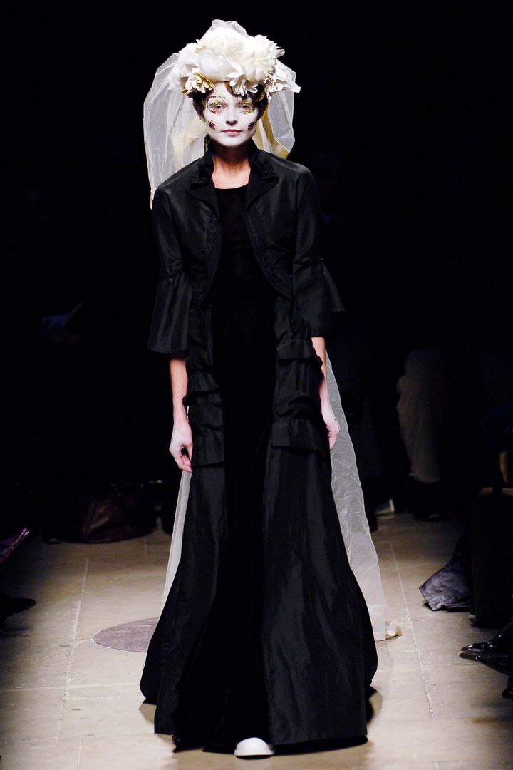 コム デ ギャルソン 2005-06年秋冬コレクションより。