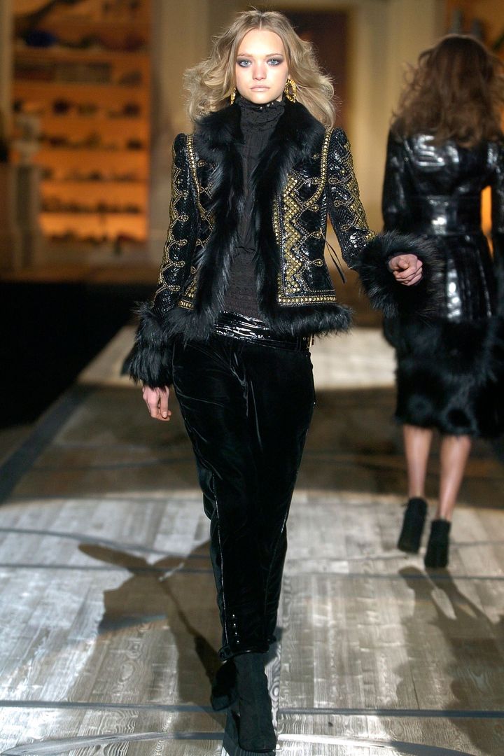 ロベルト カヴァリ 2005-06年秋冬コレクションより。