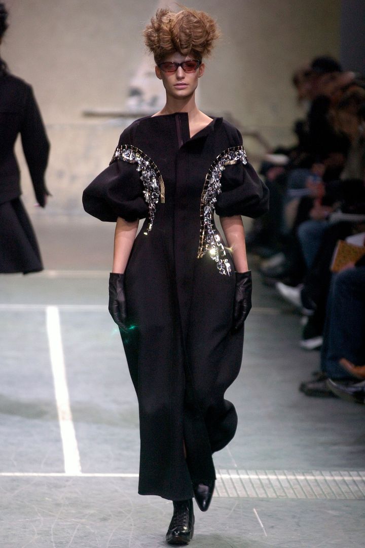 ヨウジヤマモト 2005-06年秋冬コレクションより。