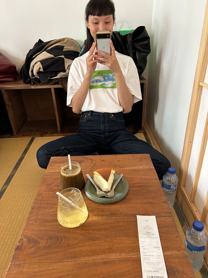 リアルで一緒にいる相手を互いのInstagramでシェアしたときの一コマ。リアルとソーシャルメディアの境界線が曖昧になる瞬間でもある。