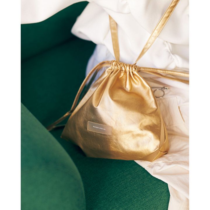 メゾンスペシャルのゴールドの斜めがけ巾着バッグ