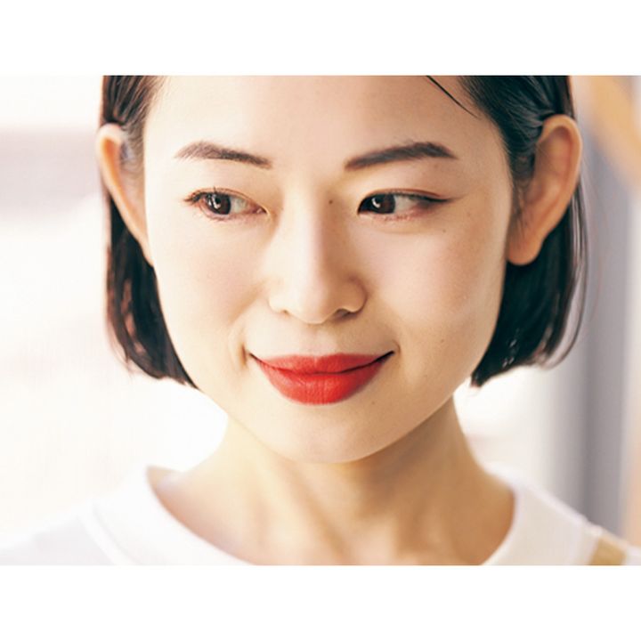 真っ赤なマットリップをつけた読者ママのメイク