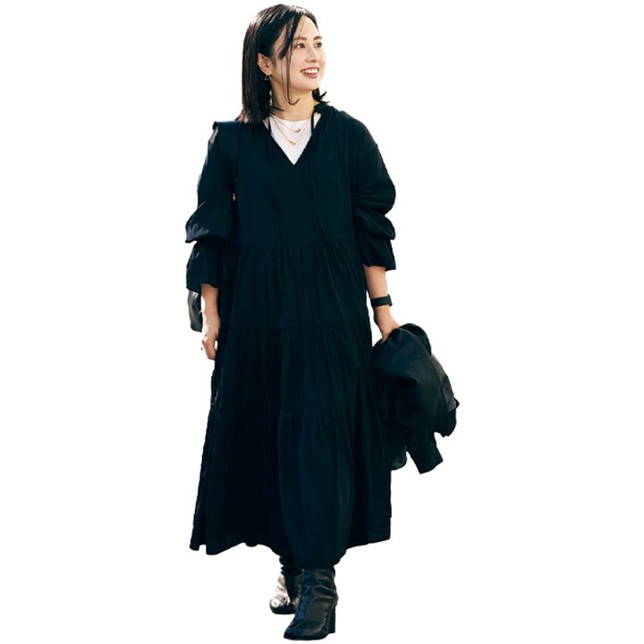 ブラックのティアードドレスに白Tとタビブーツを合わせた読者のコーデ