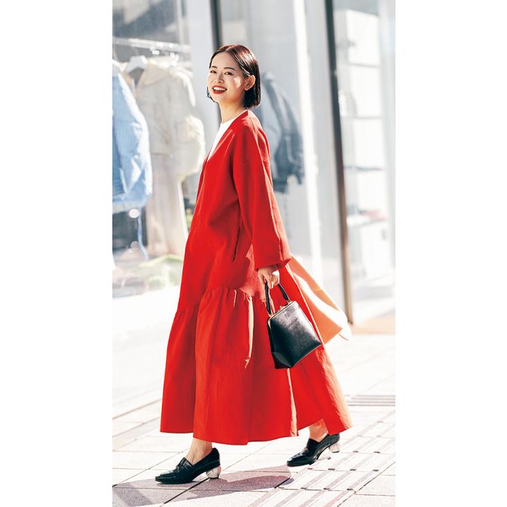 赤のワンピースに黒のハンドバッグとシューズを合わせた読者ママのコーデ