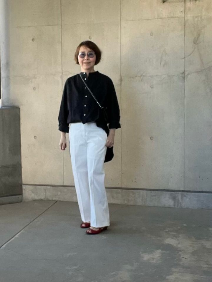 「モノトーンコーデ」には赤のヒールでアクセントを！