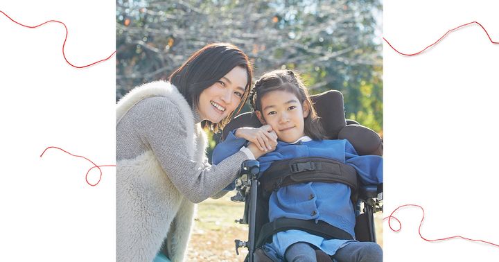 俳優星野真里さんと娘のふうかさんが微笑む２ショット写真