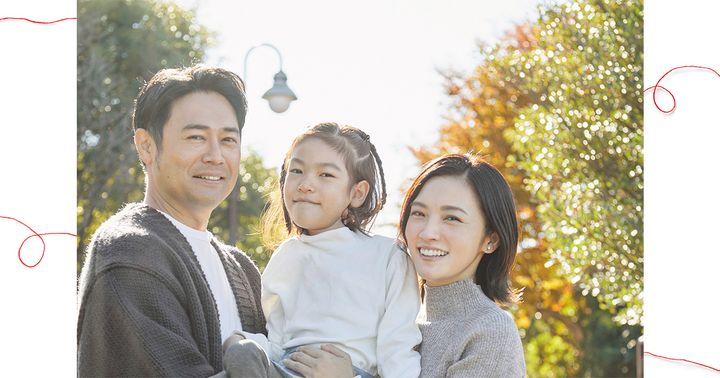 俳優の星野真里さんとご主人と娘さんとの家族写真