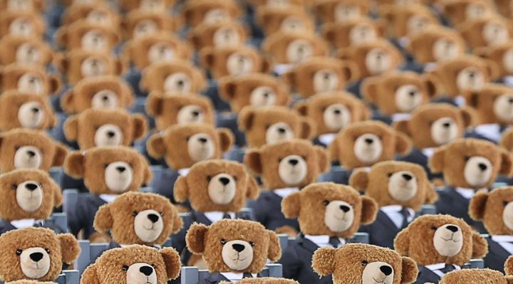 日本代表選手所属のドイツ名門、5万円の限定テディベア1250体が即完売！高すぎとの批判も