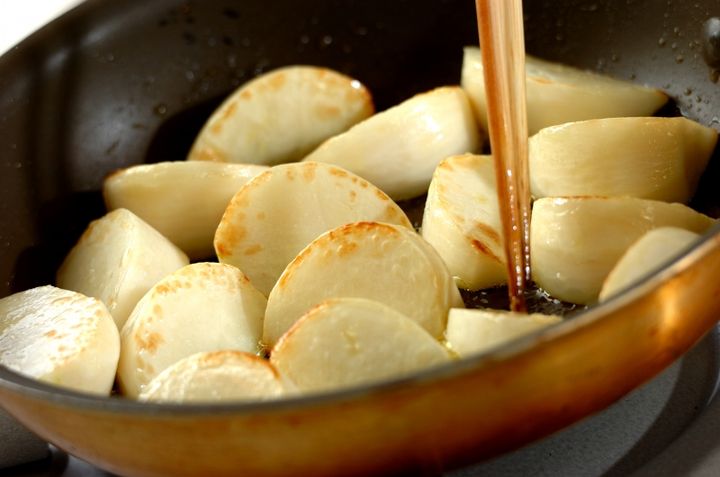 カブのアンチョビ炒めの作り方1