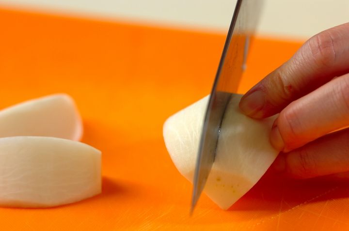 カブのアンチョビ炒めの下準備1