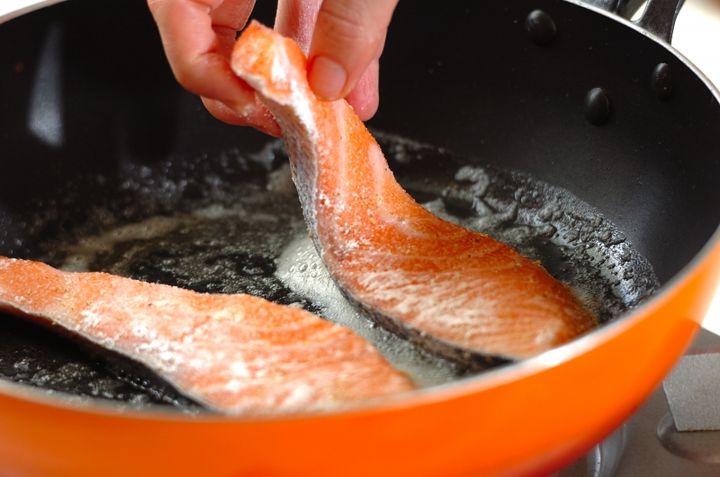 パプリカソースがけサーモンのムニエルの作り方1