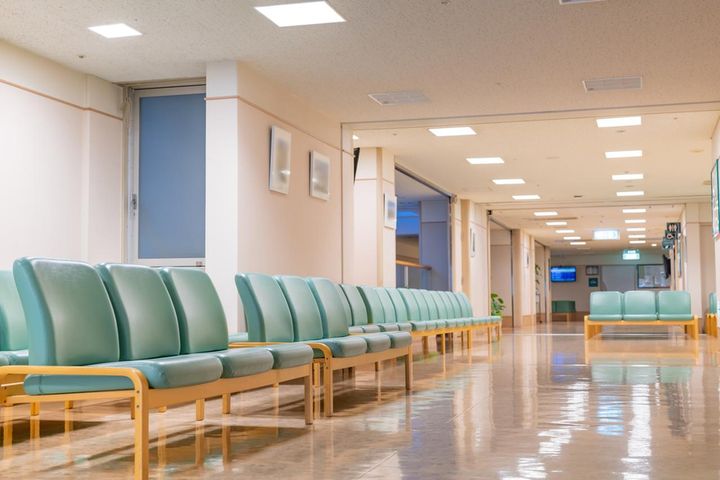 画像: 病院の待合室で「他に女がいるんでしょ？！」始まった修羅場 → 【見事な仲裁】に思わずスカッと！