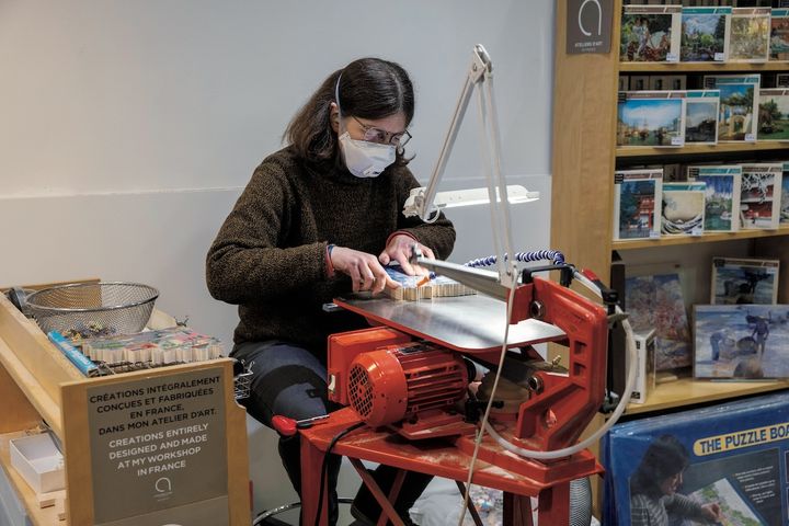 パリにあるパズル・ミシェル・ウィルソンの制作の様子