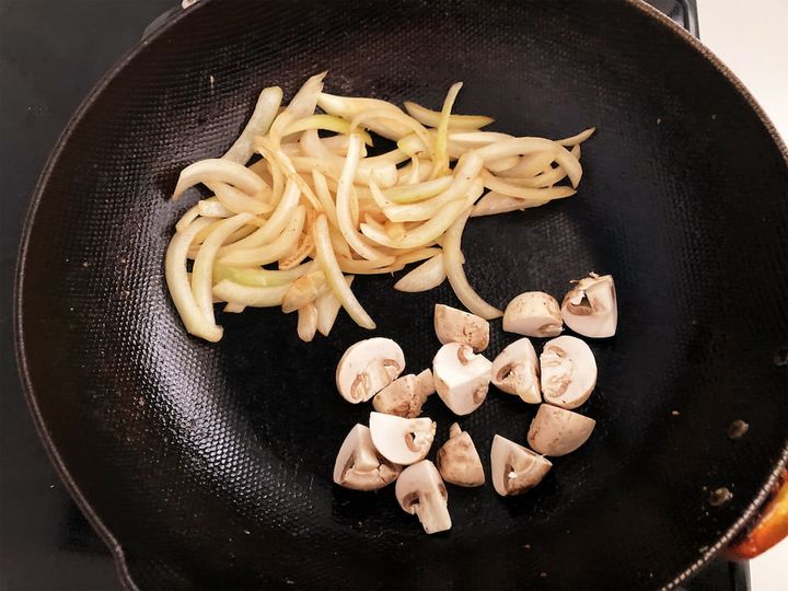 玉ねぎとマッシュルームを焼く