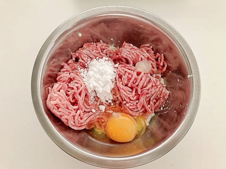 豆腐に合いびき肉や調味料を混ぜる