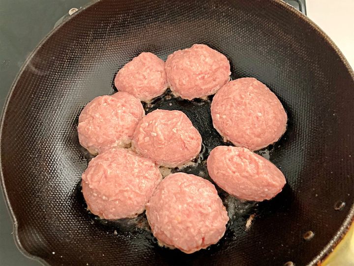 フライパンでハンバーグを焼く