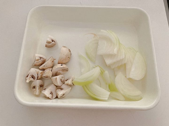 玉ねぎとマッシュルームを切る