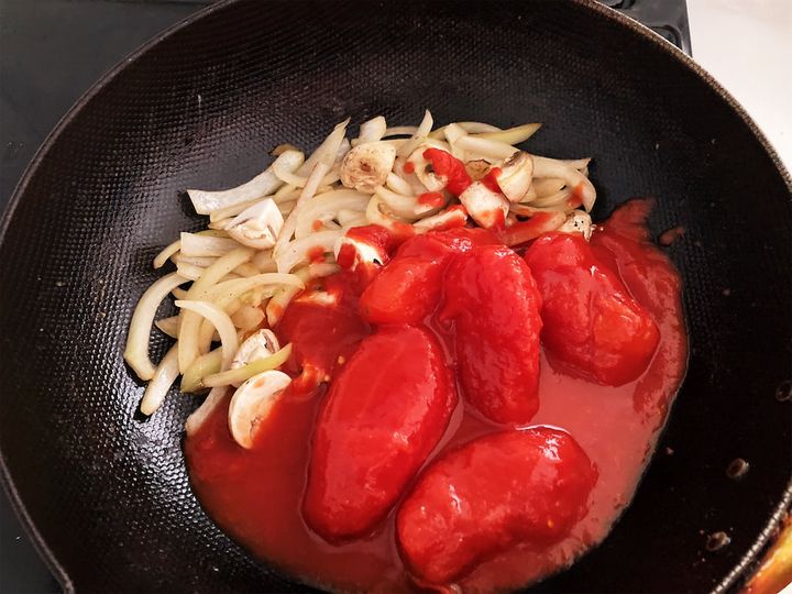 トマト缶を入れる