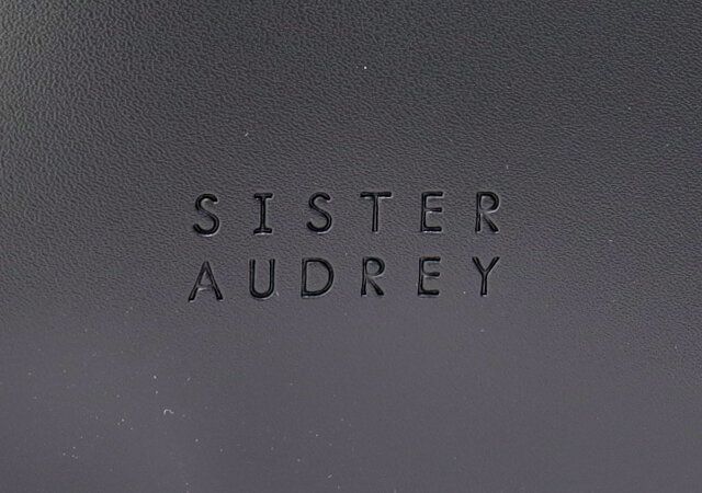 サイドリボンレザートートバッグ 型押しブランドロゴ