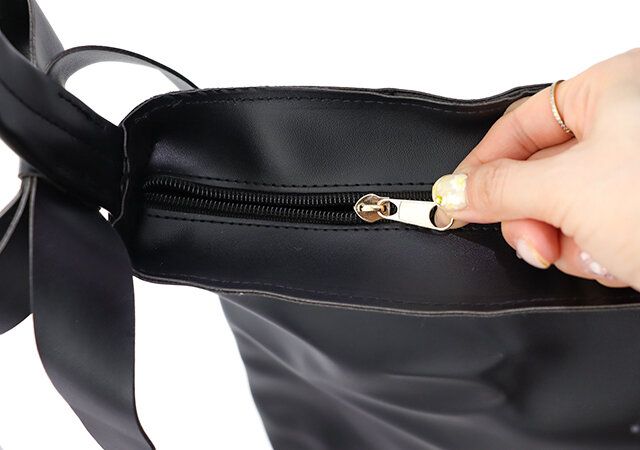 サイドリボンレザートートバッグ 間口ファスナー