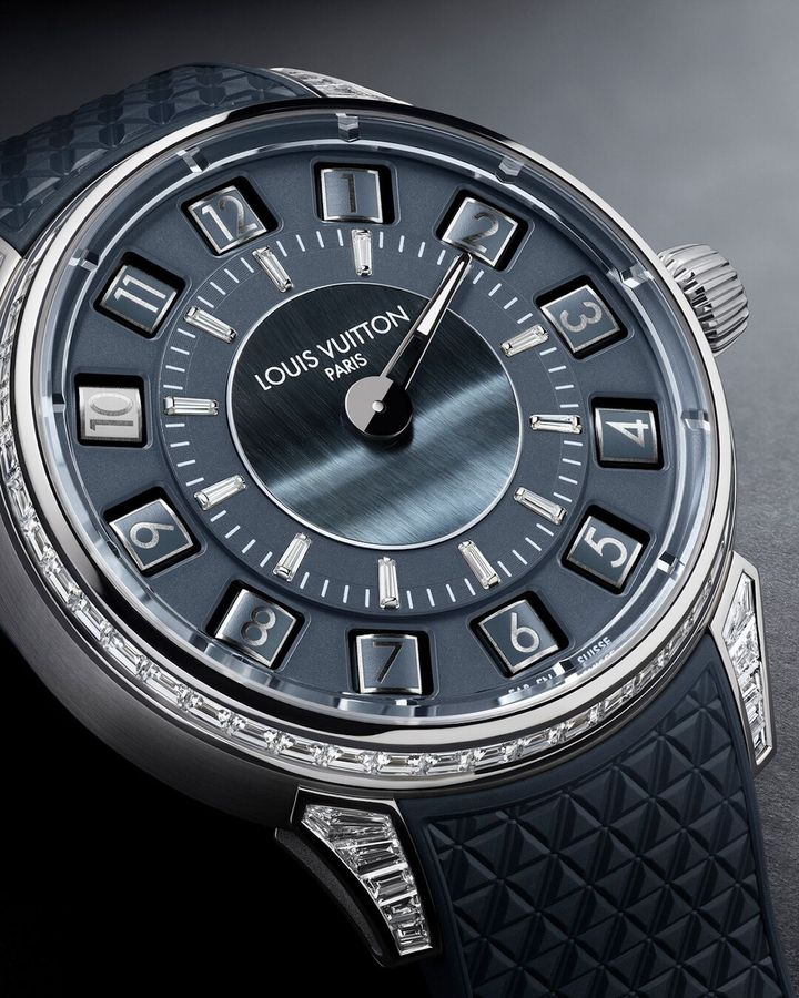 ダイヤルに配されたキューブが回転することで時刻を表示するユニークなジャンピングアワー機構が特徴