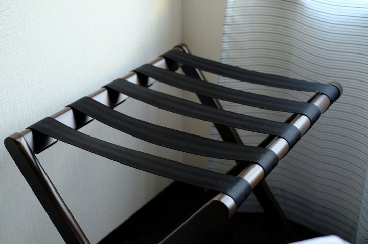 ホテルの客室内に置かれている折り畳み椅子のような物の役割とは？（画像はイメージ）