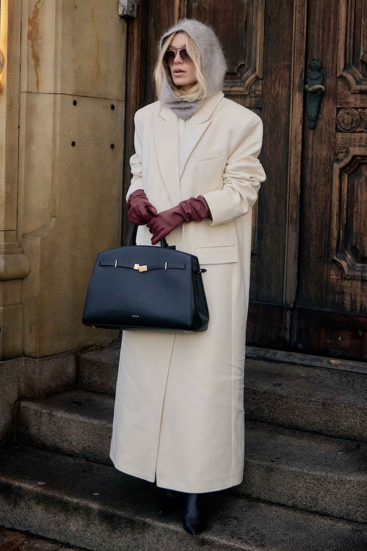 画像: 白コートを軸にして小物の存在感を引き立てる