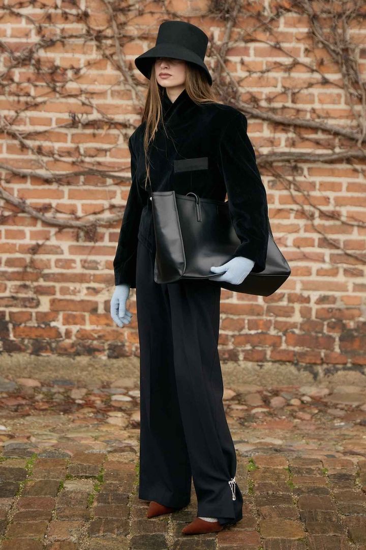 画像: ブラックコーデに淡い色を差して