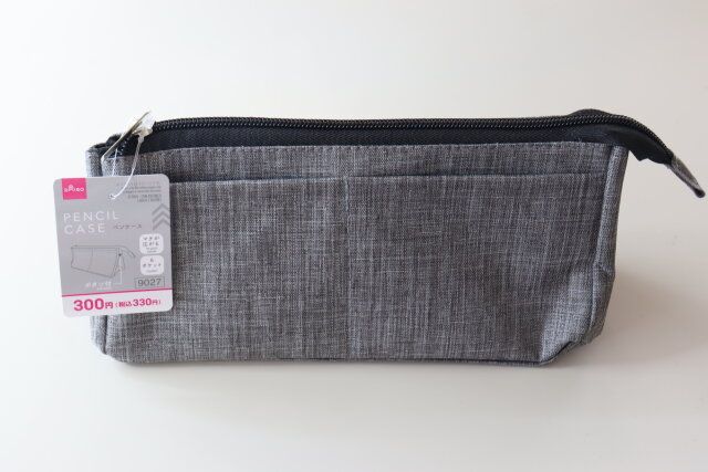 ダイソー ペンケース（マチが広がる、ボタン付） 商品タグ