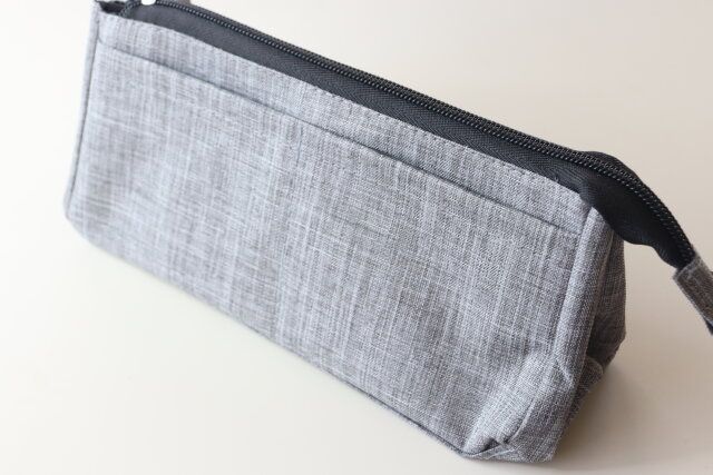 ダイソー ペンケース（マチが広がる、ボタン付） 自立する