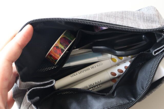 ダイソー ペンケース（マチが広がる、ボタン付） 内容量