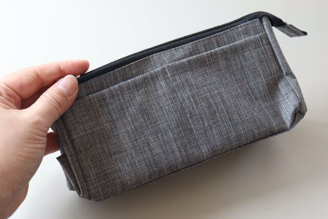 ダイソー ペンケース（マチが広がる、ボタン付）