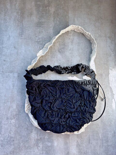 GU ギャザーショルダーバッグ NATURAL BLACK ショルダーの長さ比べ