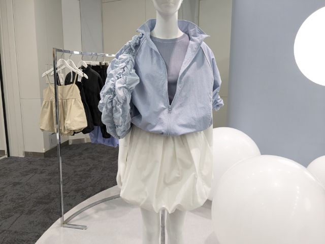 バブルヘムミニスカートを着たコーデ