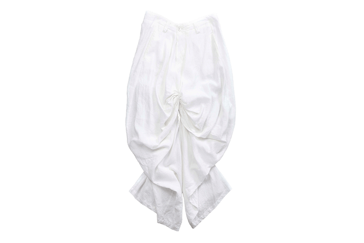 〈フミト ガンリュウ〉のパンツ