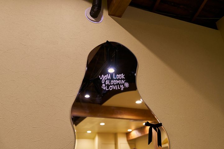 「韓国っぽ」な波型ミラーがある席も