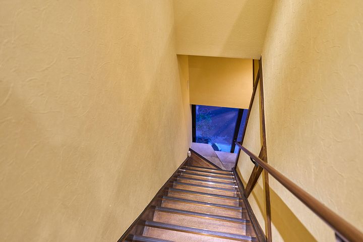 上から見下ろすと階段の急さがわ分かる