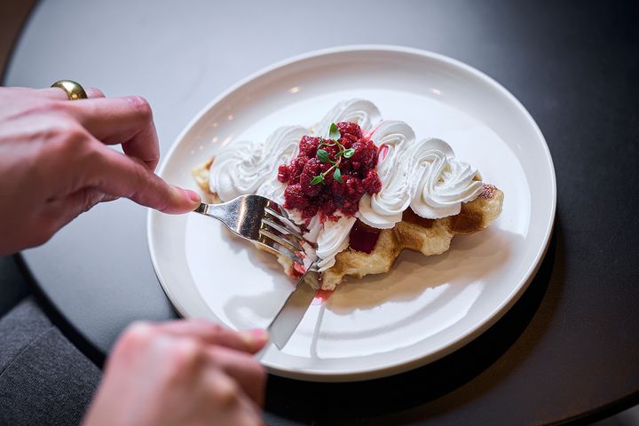 フォークとナイフでいただく、ケーキ感覚の「クロッフル」