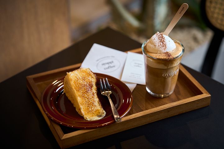 「ブリュレ バスクチーズケーキ」800円、「アインシュペナー」700円