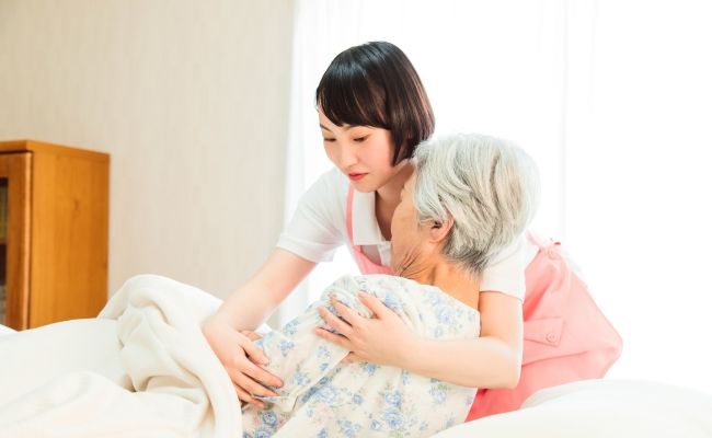 「夏でも手足が冷たい…」自宅介護で試したマッサージと足湯の効果は【体験談】