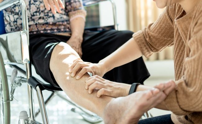 「夏でも手足が冷たい…」自宅介護で試したマッサージと足湯の効果は【体験談】