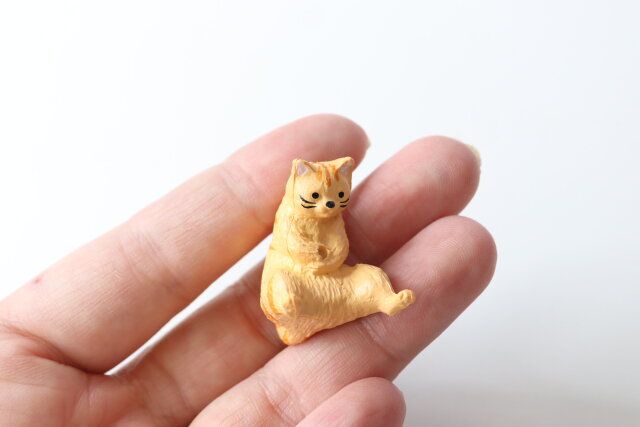 セリアの作りが細かい水槽用オブジェ ねこ