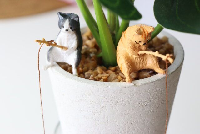セリアの釣りをしている水槽用オブジェ ねこ