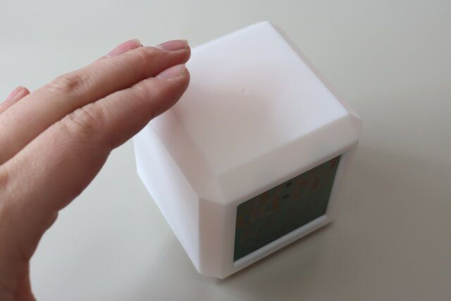 ダイソーの7色変色ライト付デジタル時計のタップ機能